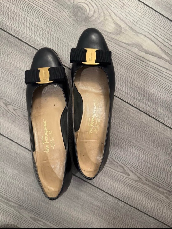Salvatore Ferragamo Shoes - Salvatore Ferragamo Black Leather Bow Flats with Gold Logo 8B